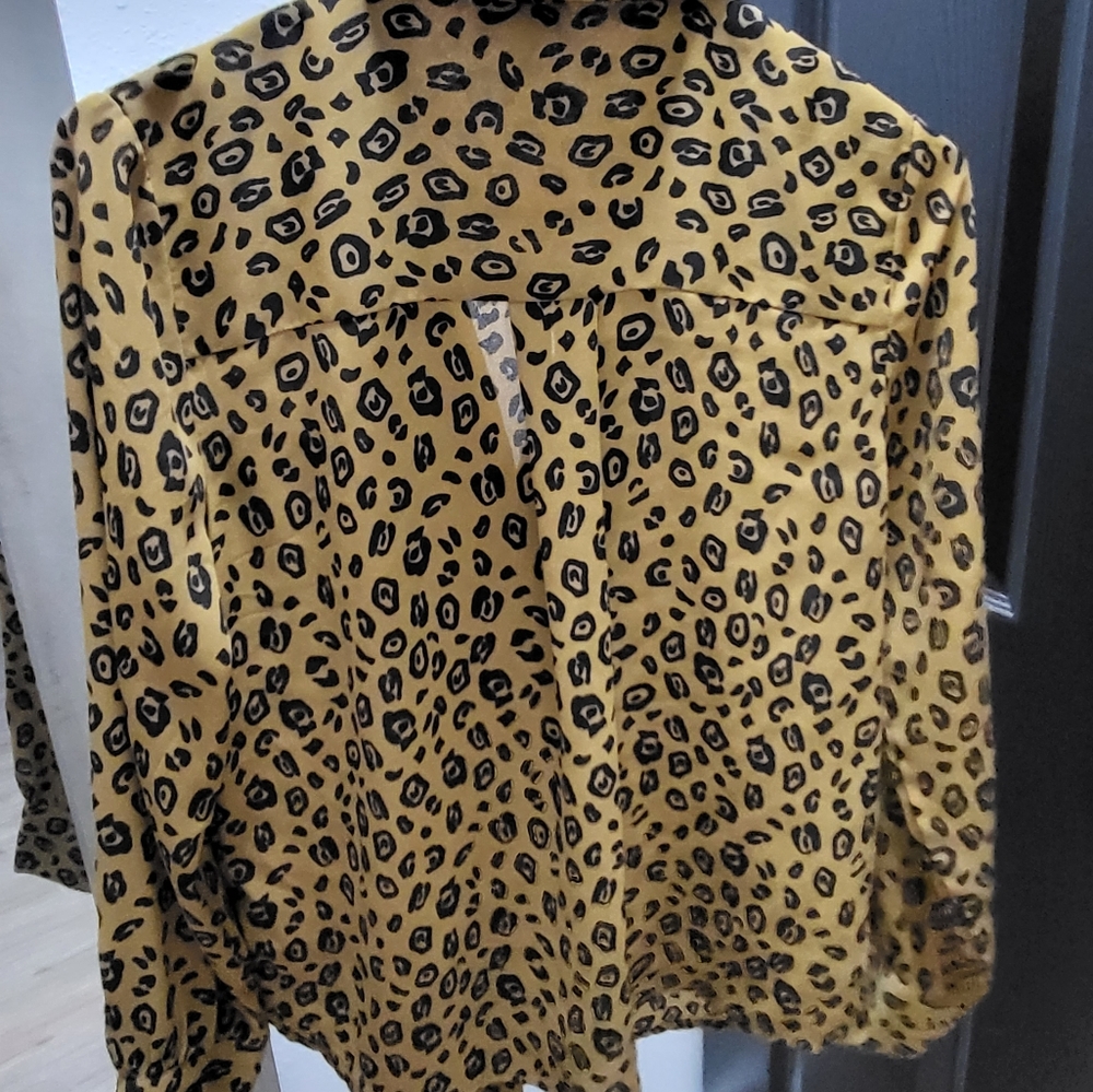 Leopard button down blouse - Picture 2 of 2